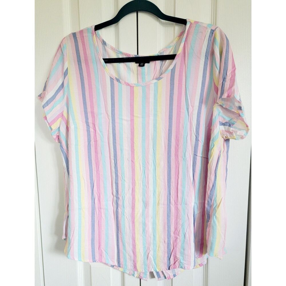 Torrid 00 Short Sleeve Blouse Vettical Striped Rear Button Pink Multi Scoop Neck
